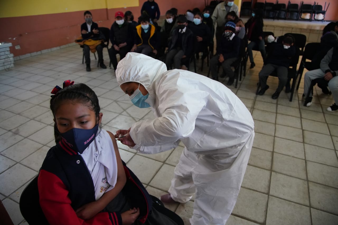 Brigadas de salud vacunaron en unidades educativas de La Paz