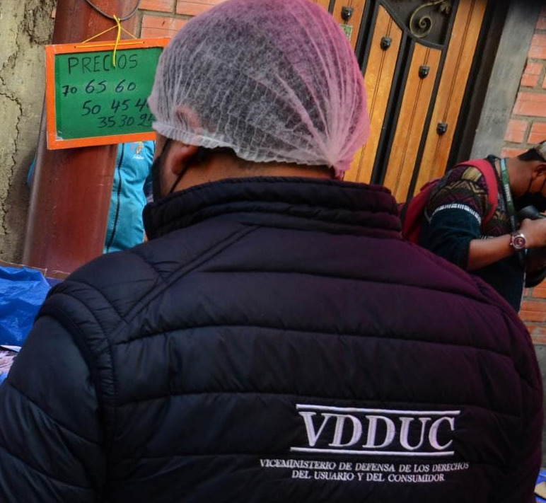 Mercados de abasto paceños son controlados para evitar especulación en la venta de carne de pollo y cerdo