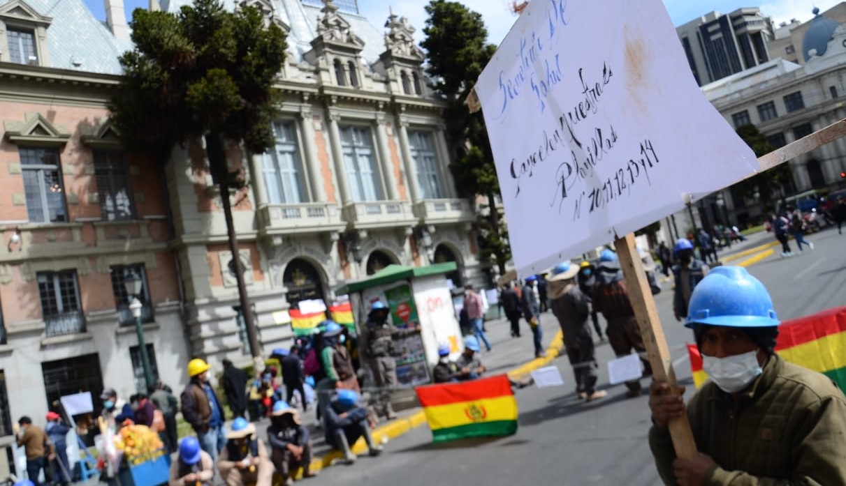 Ex guardias municipales advierten con crucifixiones y concejal cuestiona incremento de planillas pese a los despidos