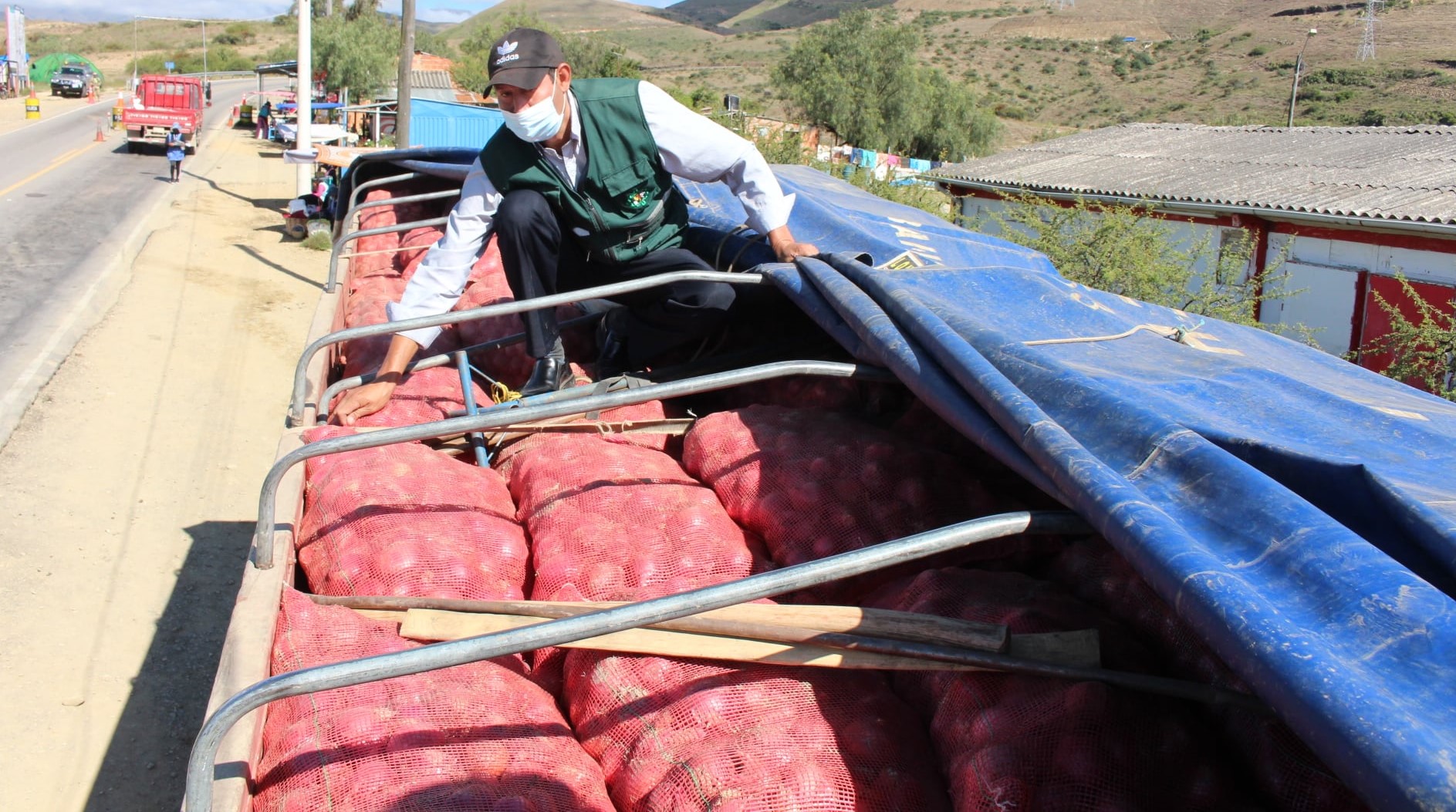 Incautan alimentos, vehículos, diesel en frontera con Perú