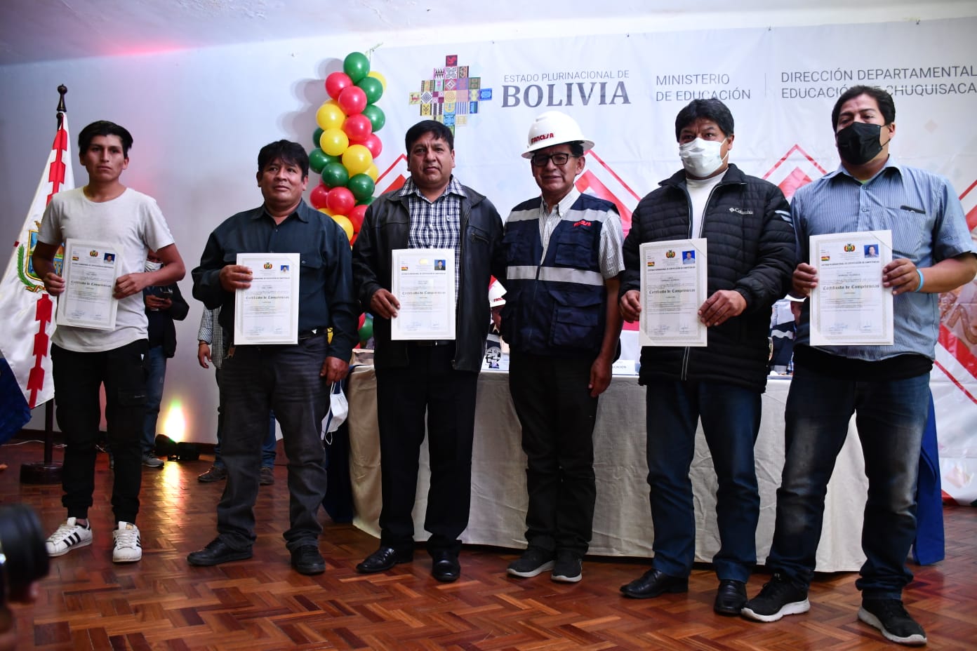 Ministerio de Educación entregó certificados de competencias a 500 personas en Chuquisaca