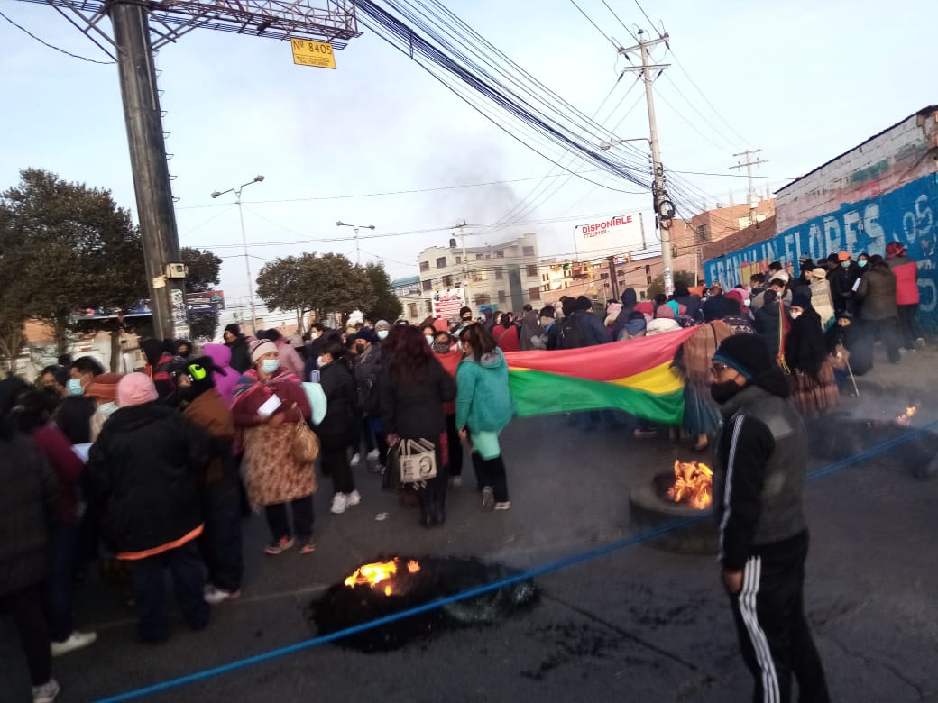 Padres de familia de El Alto bloquean “mil esquinas” y piden atención a las unidades educativas