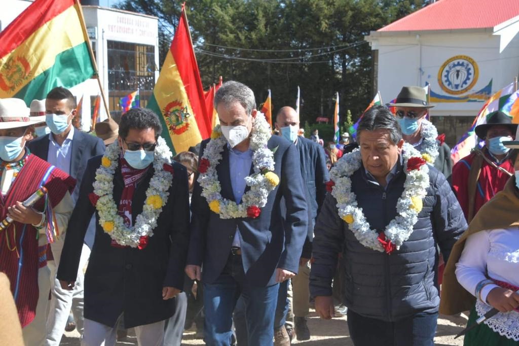 Expresidente de España destaca la importancia de la educación en visita a la Universidad Indígena Tupak Katari