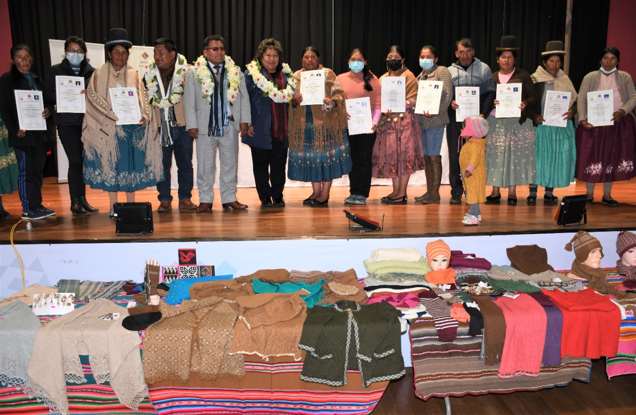 Periodistas, albañiles, peluqueros, cocineros, entre otros 163 profesionales empíricos, fueron certificados