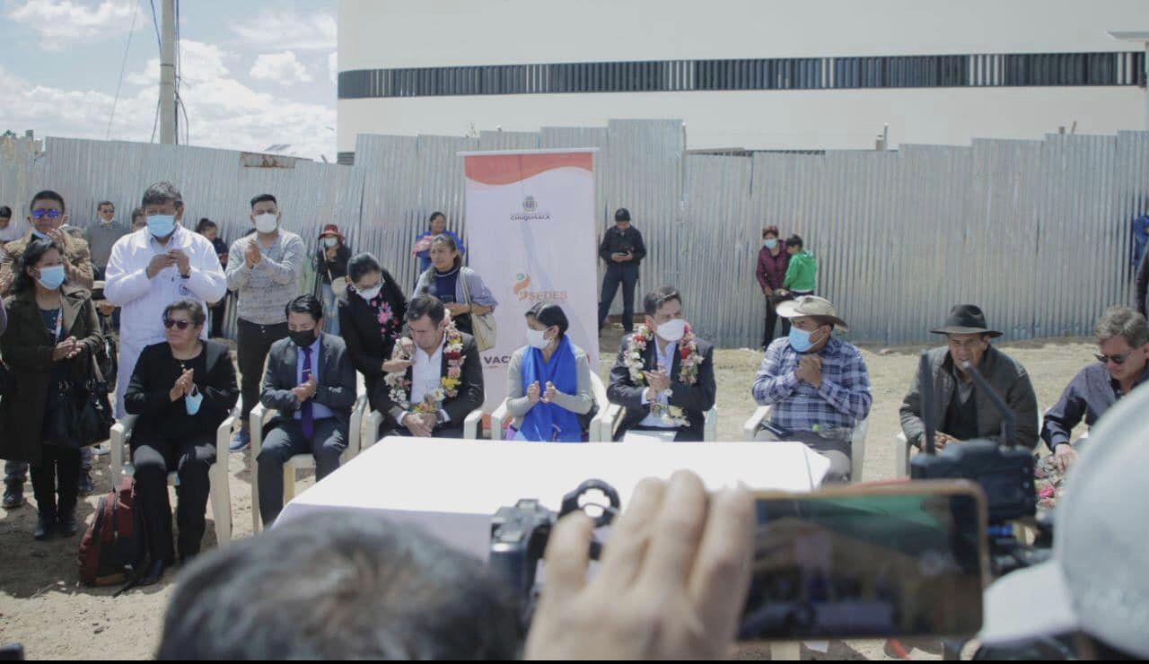 Gobierno cede un terreno y garantiza Bs 97 millones para unidad de radioterapia en Chuquisaca