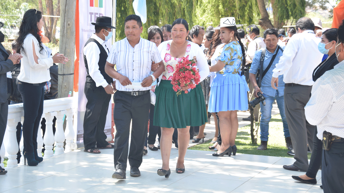 Matrimonio colectivo gratuito une a 37 parejas en Cochabamba