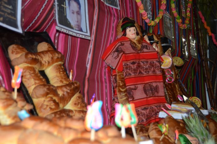 El Alto cuenta con seis ferias de pan y bizcochuelo por Todos Santos
