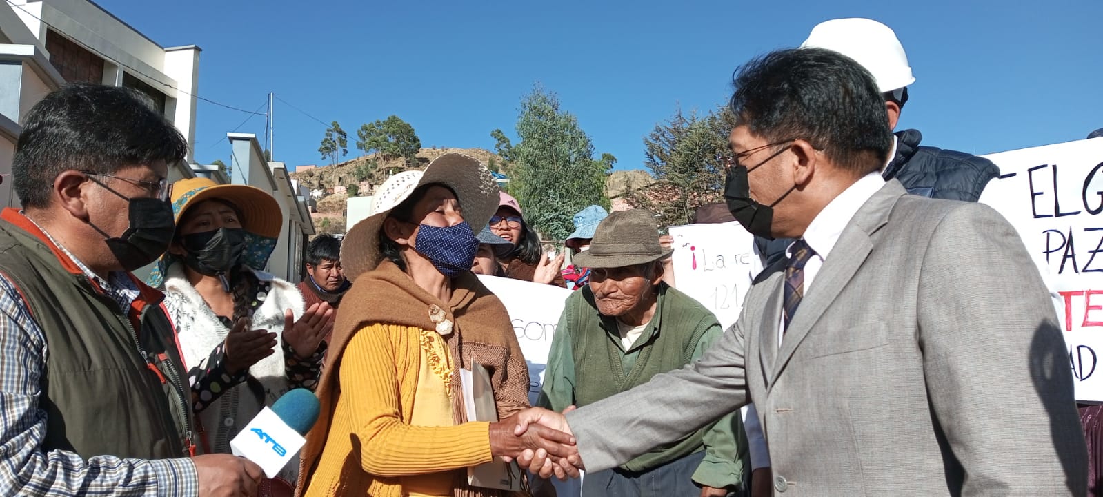 Ministerio de Justicia asiste legalmente a Rita Paucara, mujer aymara que vive en una carpa desde que Arias mandó a demoler su hogar