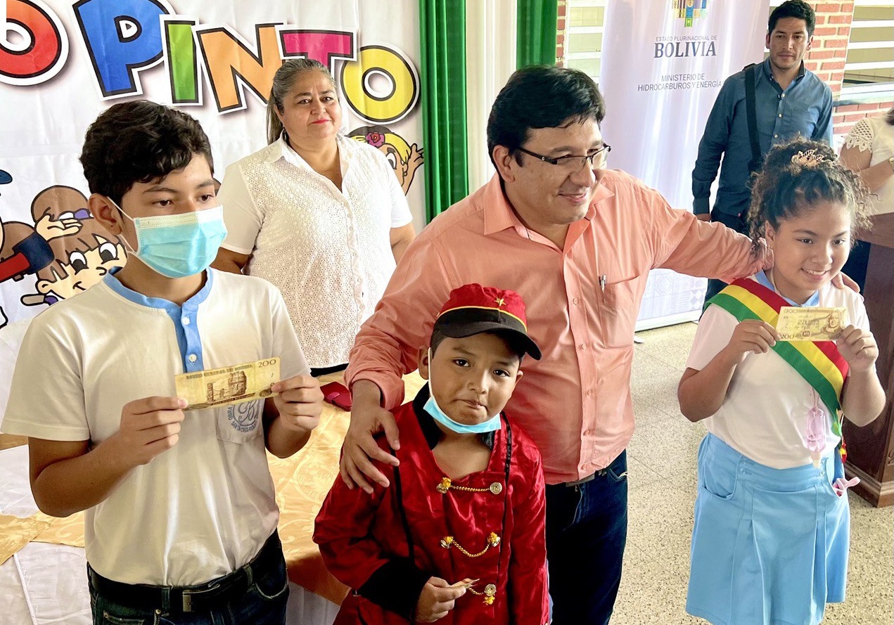 Ministro Molina destaca aporte de más de Bs 265 millones de las empresas YPFB y ENDE para el Bono Juancito Pinto