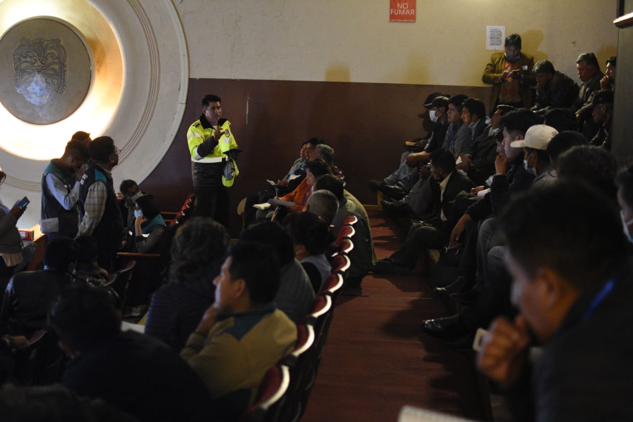 En medio de conflictos y sin parte del transporte, Cumbre define reordenamiento vehicular