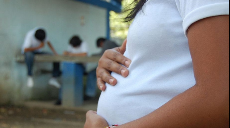 Factores socioeconómicos y violencia generan embarazos en adolescentes