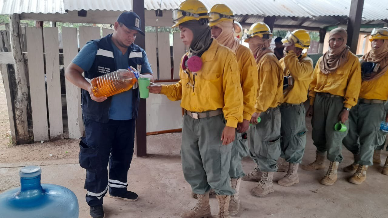 Brigadas médicas del Ministerio de Salud auxilian a quienes combaten incendios en el país
