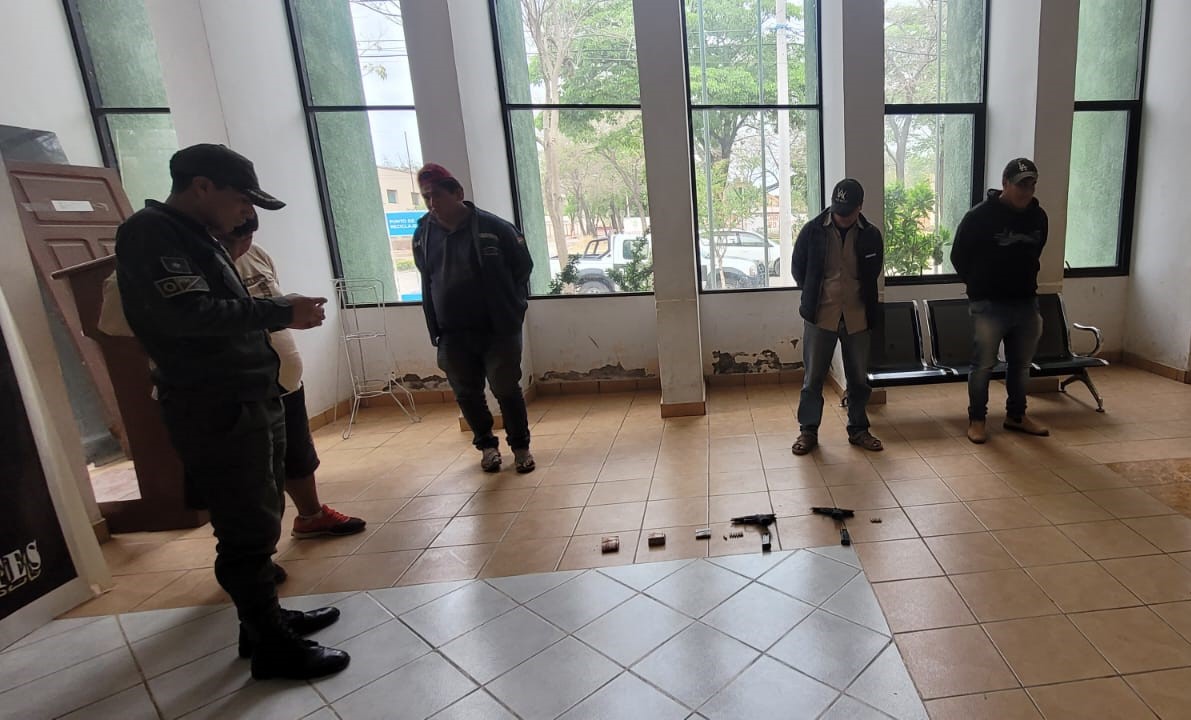 Militares incautan dos camiones con contrabando y detienen a dos personas armadas que daban seguridad