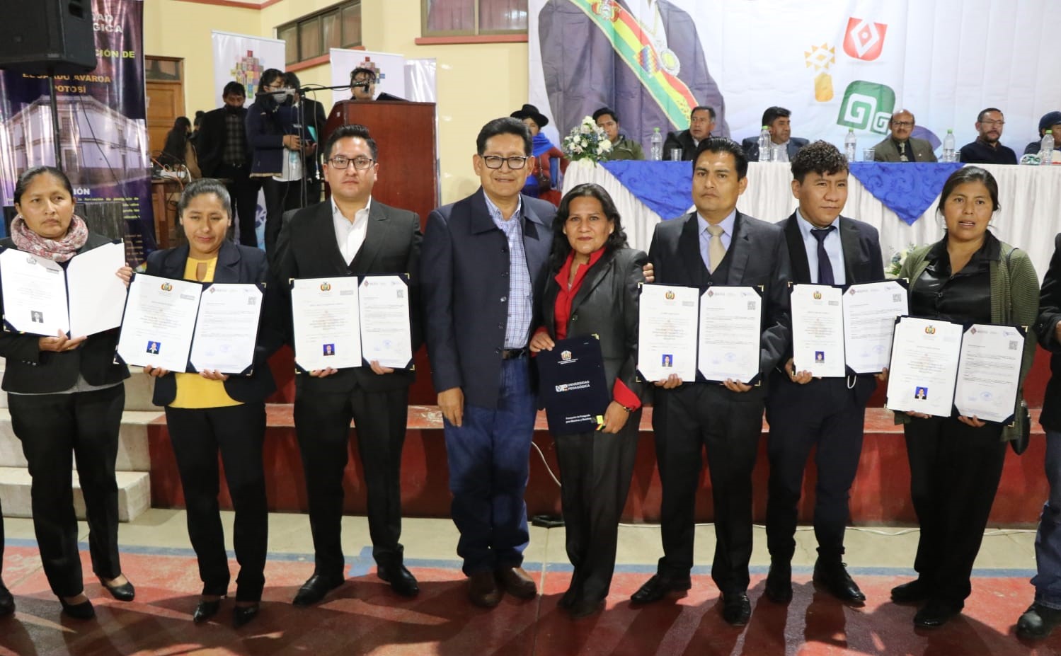 Educación entrega 100 títulos de licenciatura a maestros de Potosí