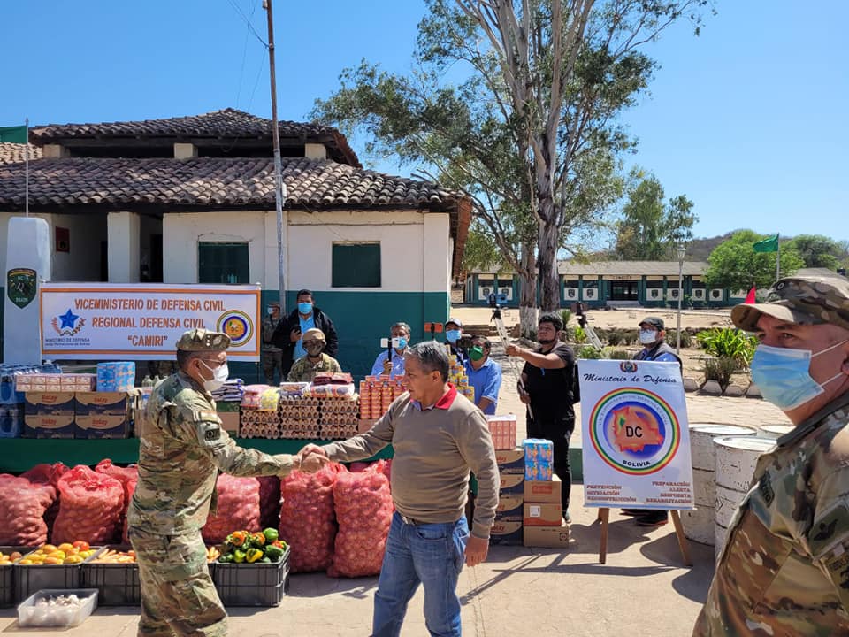 Ministro de Defensa entrega apoyo logístico a los bomberos forestales del Ejército en Camiri