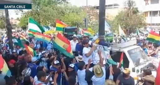 Marcha multitudinaria en Santa Cruz respalda al Gobierno y rechaza amenaza de paro indefinido