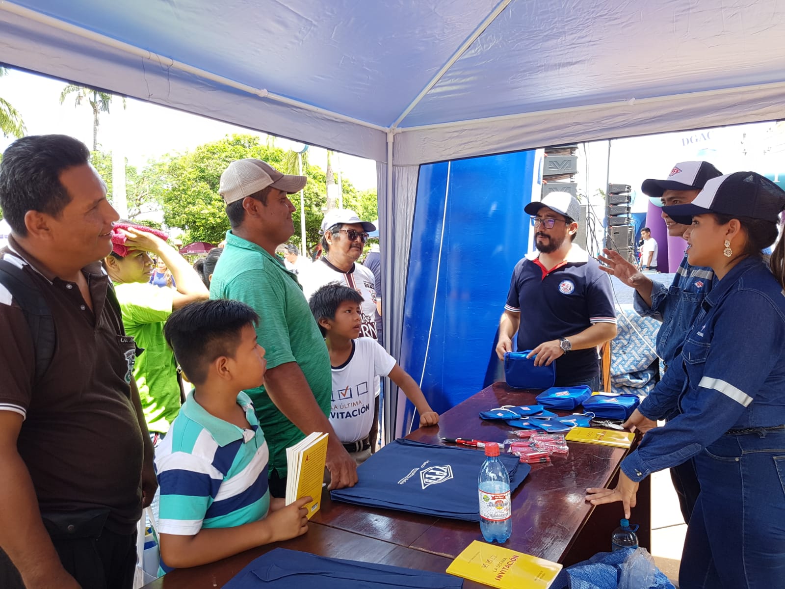 YPFB socializa redes de gas y abastecimiento de combustibles en la feria multisectorial de Riberalta Las instalaciones de gas a domicilio y el abastecimiento de combustibles vía fluvial y terrestre son proyectos que nos permiten llegar de manera directa a la población de esta región amazónica del país, afirmó el Distrital Comercial Amazónico de YPFB, Marcelo Coronado en la feria solidaria multisectorial realizado en Riberalta. La feria realizada a iniciativa de senadores, diputados, asambleístas y concejales del Beni congregó a 25 instituciones. Además de YPFB, participaron Entel, ANH, Ende, efectivos del Ejército, la Armada y Umopar, entre otras. El evento se constituyó en un espacio de interacción con la población riberalteña. Las cisternas y barcazas de YPFB recorren más de 1.400 kilómetros vía fluvial y terrestre para llegar mensualmente con aproximadamente 6.8 millones de litros de combustibles a Riberalta, Guayaramerín y Cobija. El gas natural licuado llega a los domicilios a través de las redes de gas y el GLP, gasolina y diésel al sector doméstico, transporte público y privado. Riberalta al igual que otras 29 localidades intermedias donde no llegan los gasoductos convencionales, tiene una Estación Satelital de Regasificación (ESR) construida por la estatal petrolera. El GNL llega en cisternas especiales a esta localidad beniana después de atravesar el oriente, occidente para llegar a la Amazonia. El periplo por tierra para llegar con combustibles se inicia en la planta Senkata, pasa por Caranavi, Yucumo, Rurrenabaque, San Buenaventura, Reyes, Santa Rosa, El Triangulo y Riberalta. La otra ruta va a El Alto, llega a Desaguadero para pasar la frontera al lado peruano. De ahí, a Juli, Puno, Juliaca, San Antón, Azángaro, Ollachea, Mazuco, Puerto Carlos, Puerto Maldonado e Iñapari. Posteriormente, ingresa a territorio brasileño por Asís, Epitaciolandia y finaliza su recorrido en Cobija, Pando. Este tramo de 1.099 kilómetros, demanda tres días de viaje. En época de lluvia, la logística fluvial representa la principal alternativa de abastecimiento de GLP, siendo ésta utilizada, en un 80%, para abastecer a las tres plantas del Distrito Comercial Amazónico: Guayaramerín, Riberalta y Cobija.