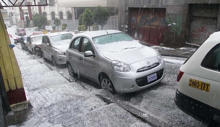 Lluvia con granizo cae en La Paz y convierte en ríos calles y avenida, cae un tinglado