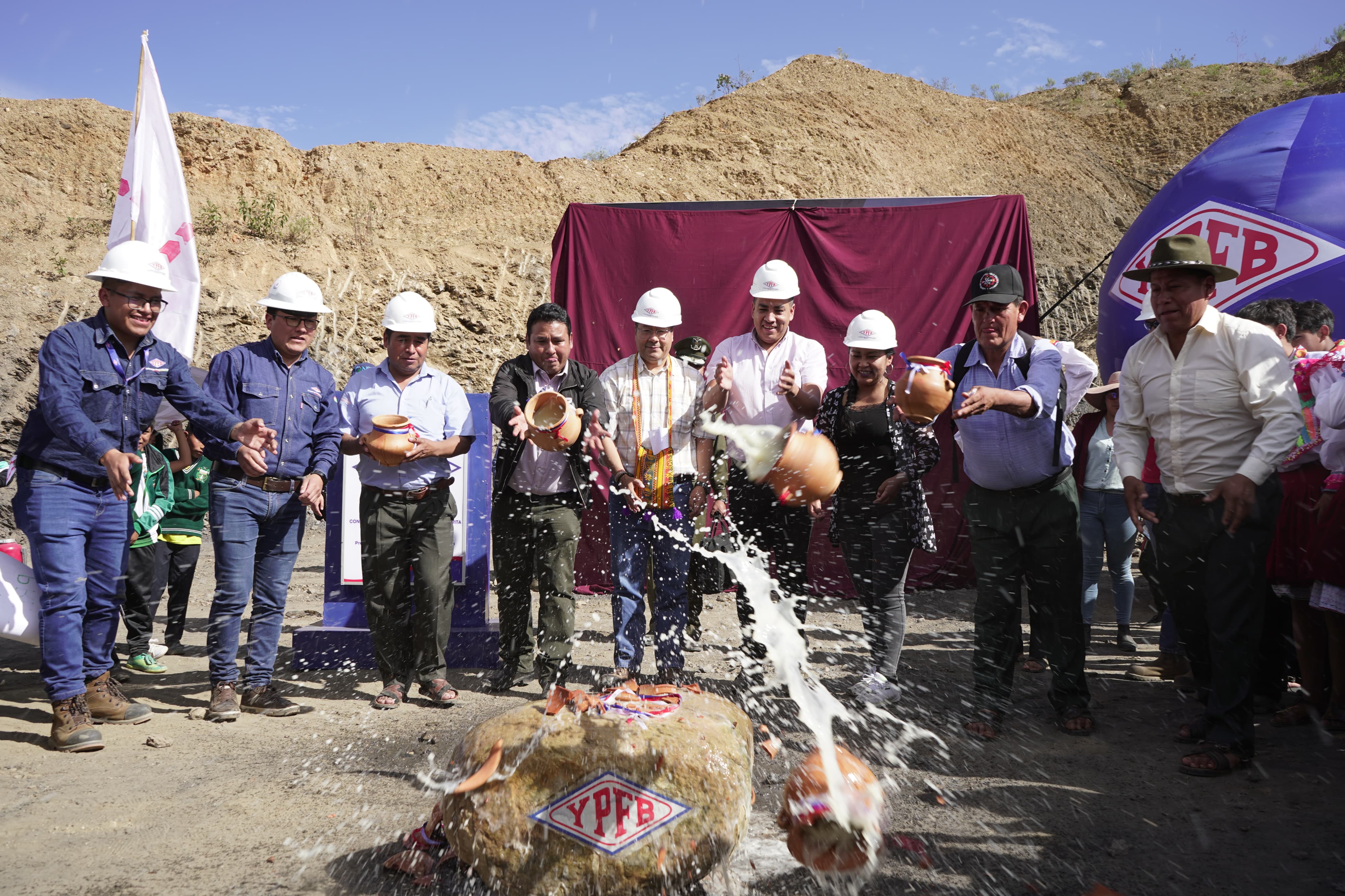 Presidente entrega 85 viviendas sociales y da inicio a la construcción de estación para venta de combustibles 