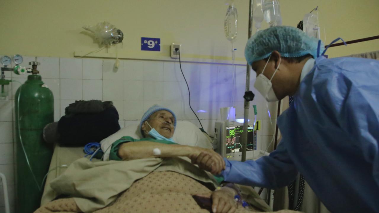 Auza vista a David Santalla e informa que recibe toda la atención que brinda el SUS