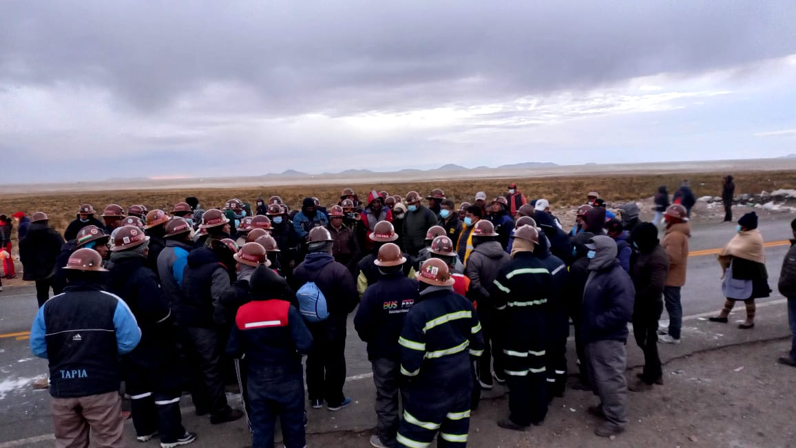 Ministerio se reúne con mineros de Avicaya que bloquean la carretera Oruro - Huanuni
