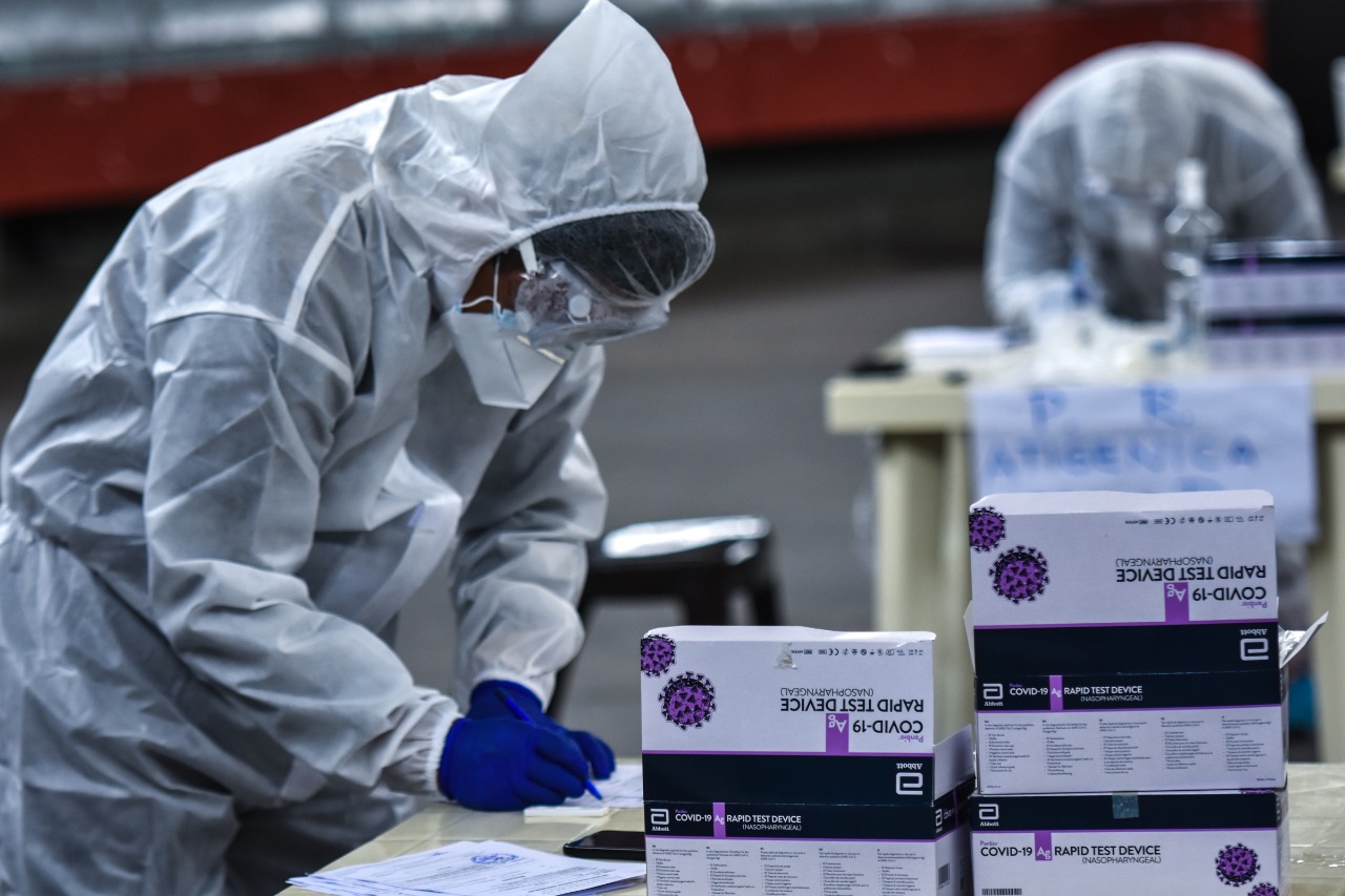 Pruebas masivas ayudan a superar el encierro del gobierno de facto que dejó al país en desventaja frente al COVID-19: Arce