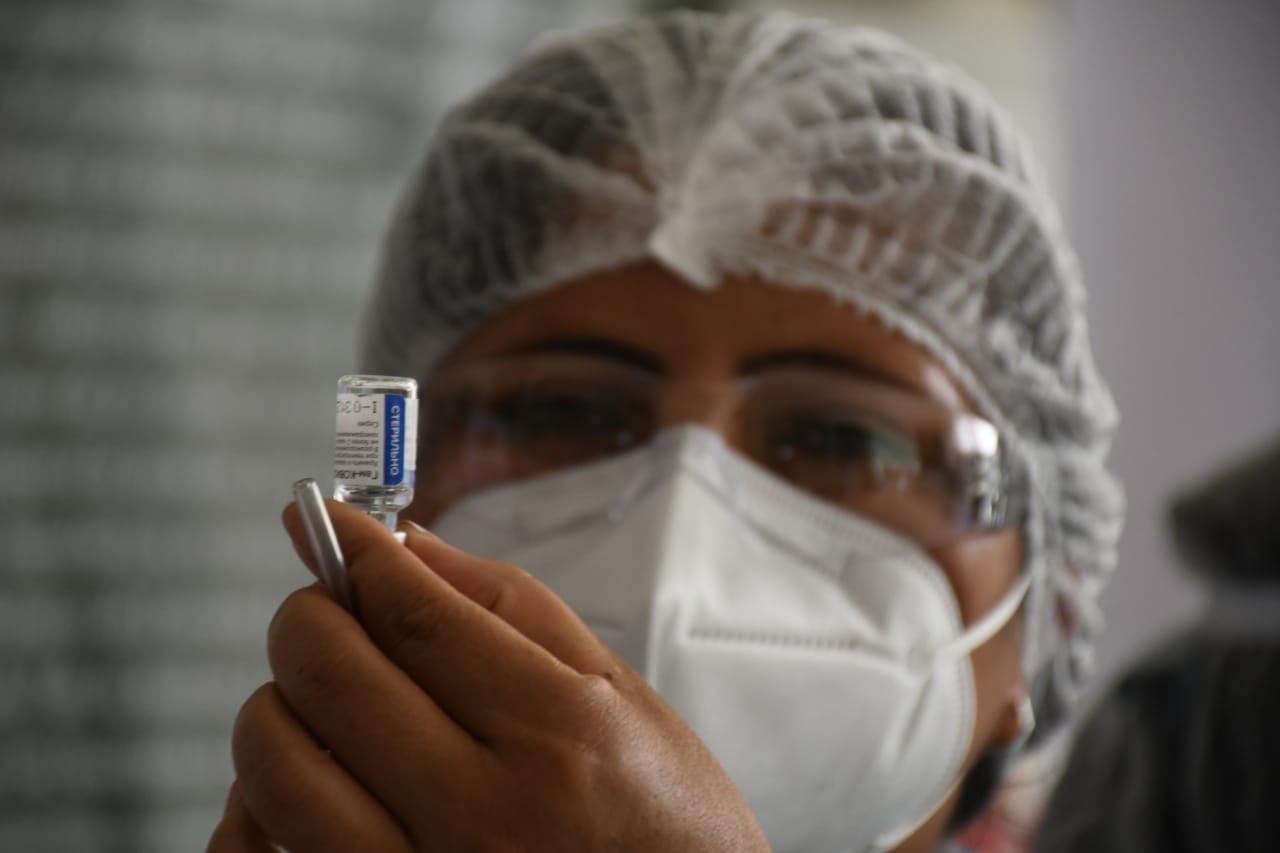Santa Cruz: 250 profesionales de salud reciben la vacuna Sputnik V