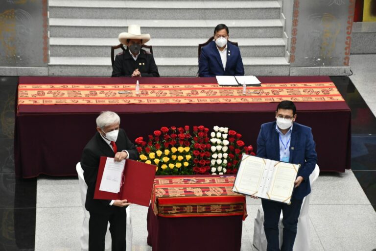 Bolivia acuerda con Perú el desarrollo de proyectos para exportar GNL, GLP, urea y construir redes de gas domiciliario