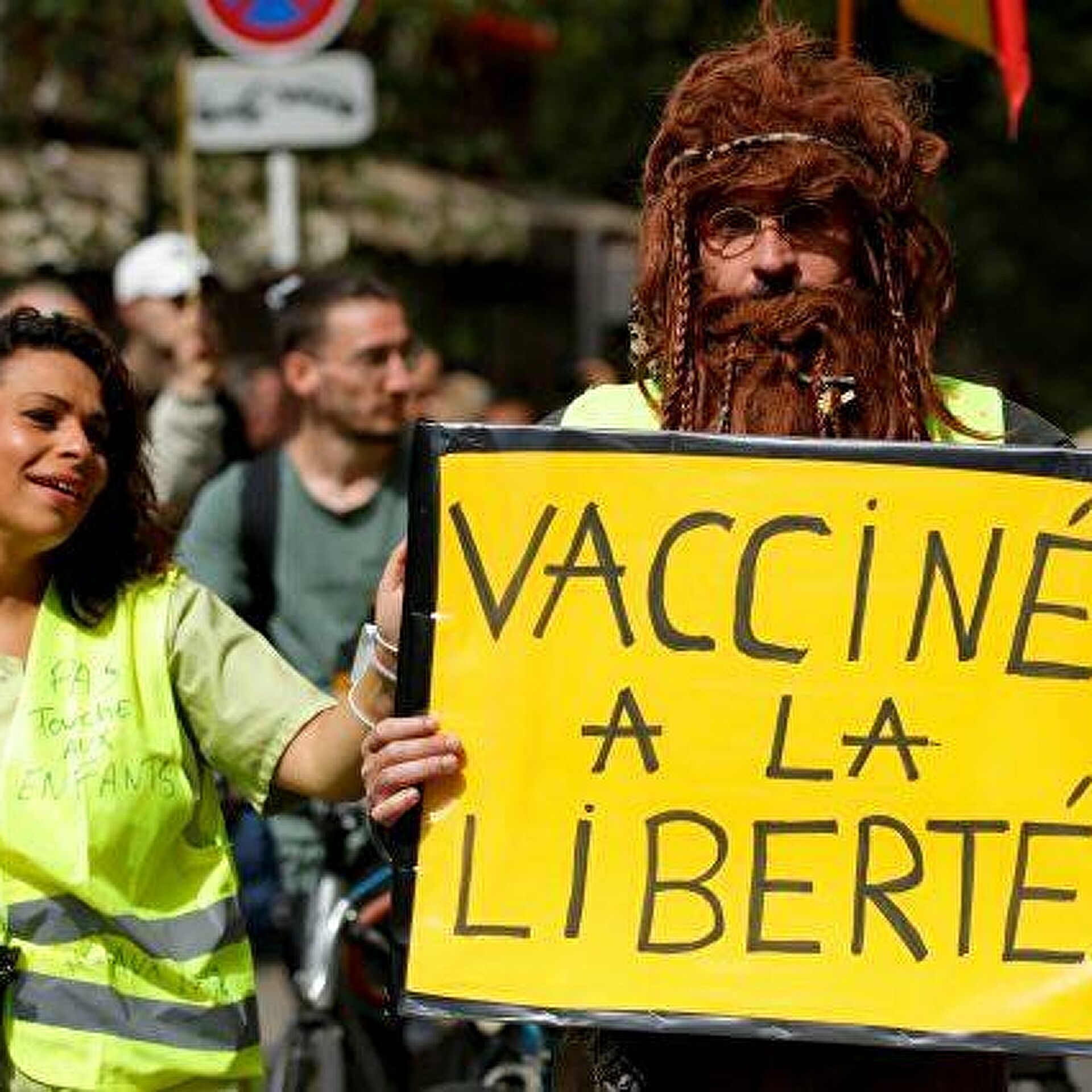Chalecos amarillos vuelven a las calles en rechazo a los pases de salud en Francia