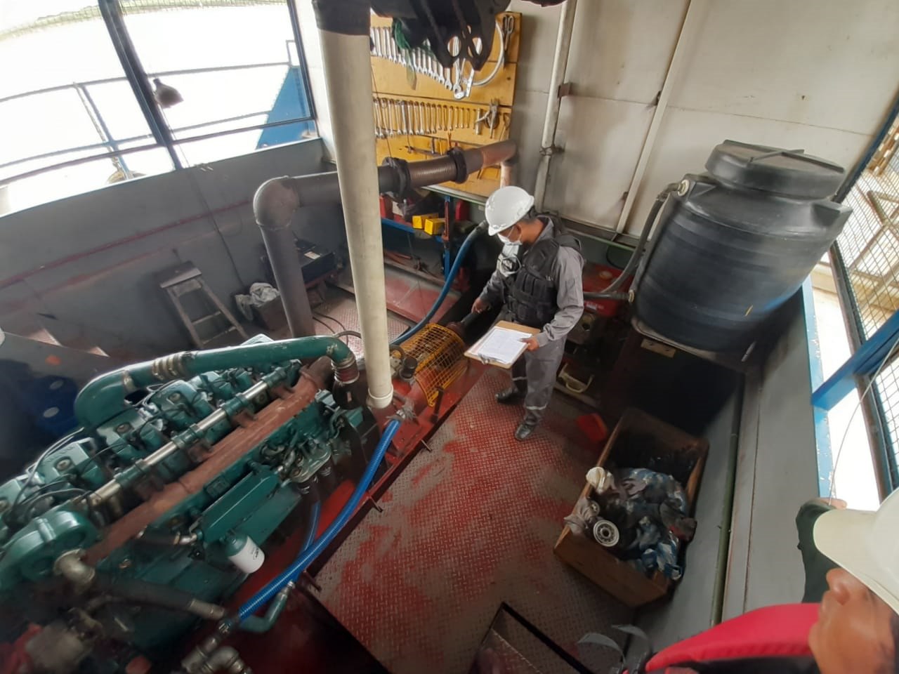 La Armada Boliviana realiza inspección de seguridad a embarcaciones que navegan en la Amazonía