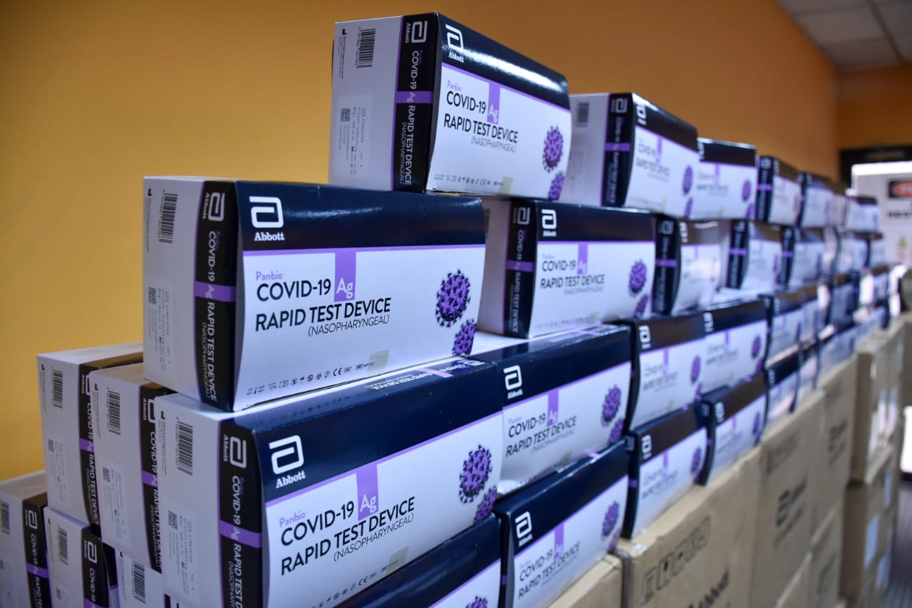La Paz recibe primer lote de 177 mil pruebas de antígeno nasal para la detección gratuita del COVID-19