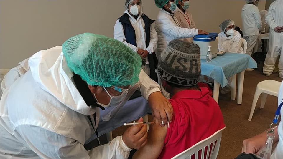 Viceministra de Salud califica de exitosa jornada de vacunación masiva en El Alto