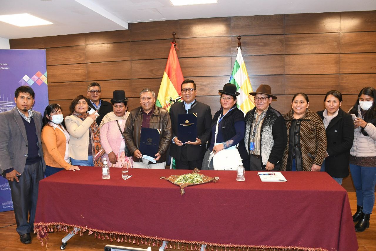 Diputados firma convenio para fortalecer uso de idiomas originarios en servidores públicos