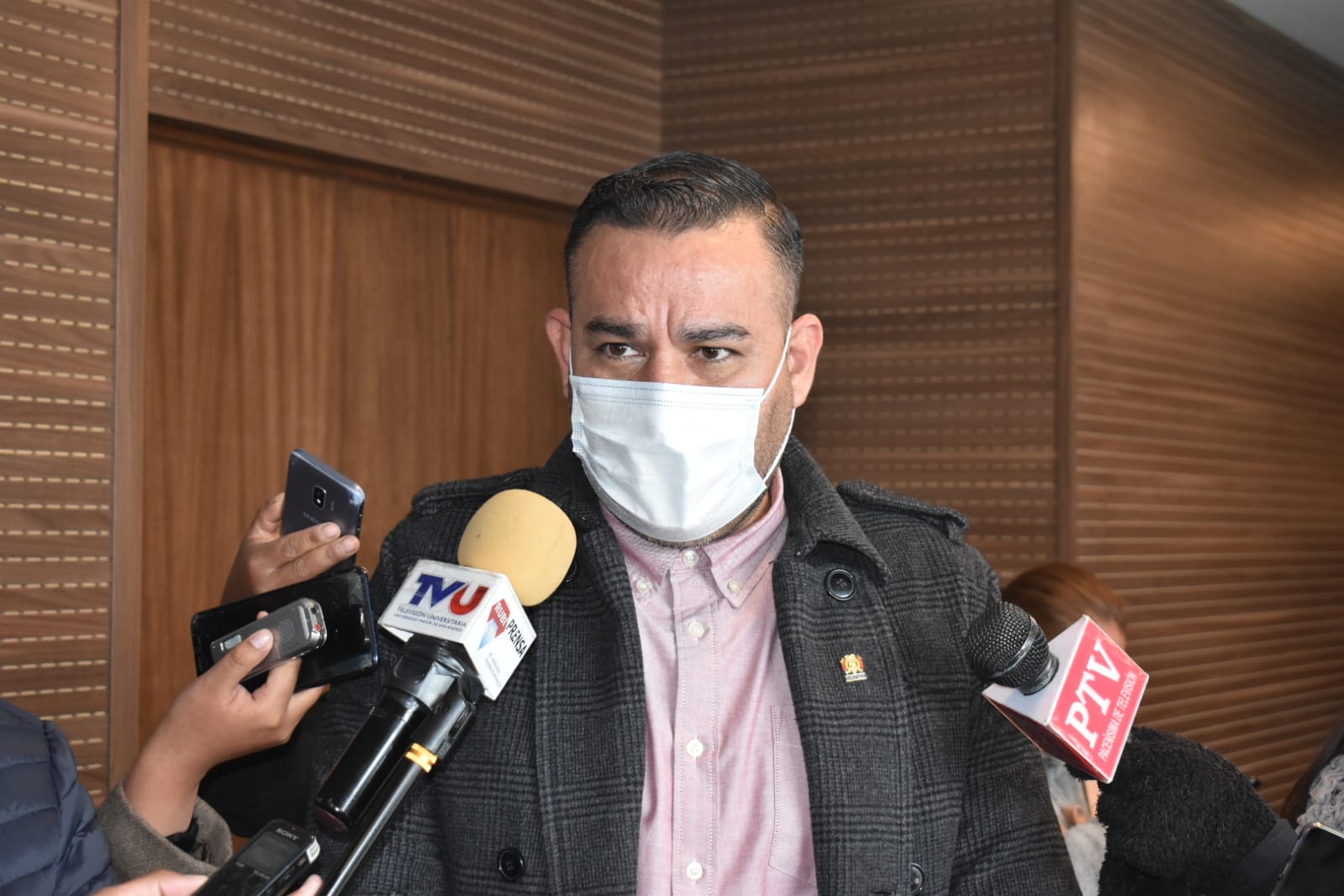 Denuncian que Camacho tiene vacunas acopiadas en la Gobernación y que solo se inmunizó al 20% en las provincias