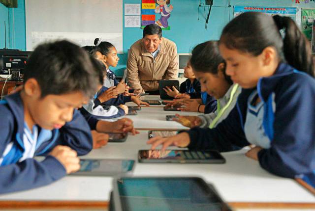 Presidente felicita a los maestros bolivianos: “La educación es la base para construir una patria más justa”