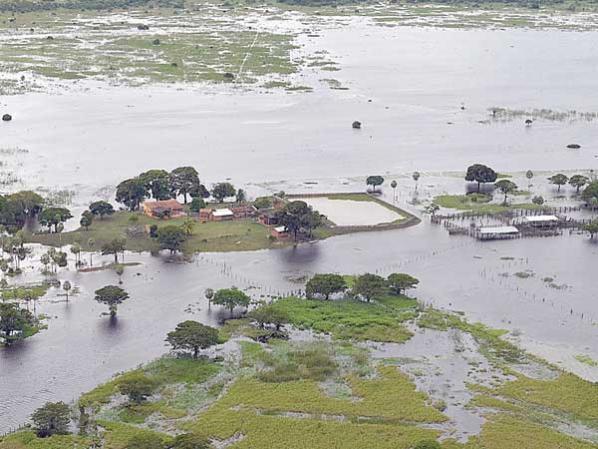 Reportan 151 rescatados y un fallecido por riadas en el Norte Integrado de Santa Cruz