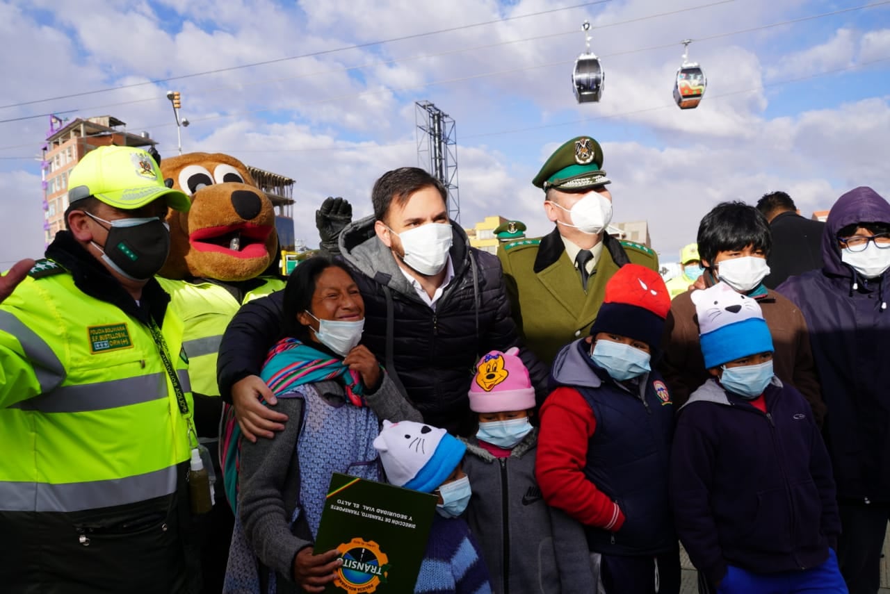 Ministerio de Gobierno entrega herramientas de trabajo a familias de escasos recursos y dota de motocicletas a policías de El Alto