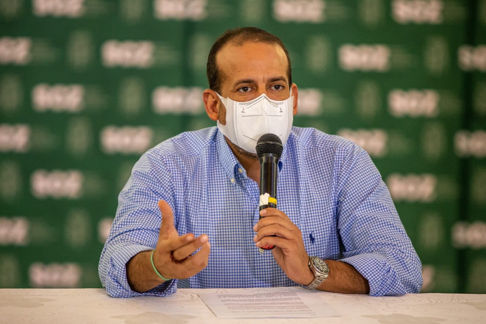 Camacho es cuestionado por priorizar acciones políticas en otras regiones y abandonar su rol de gobernador en Santa Cruz