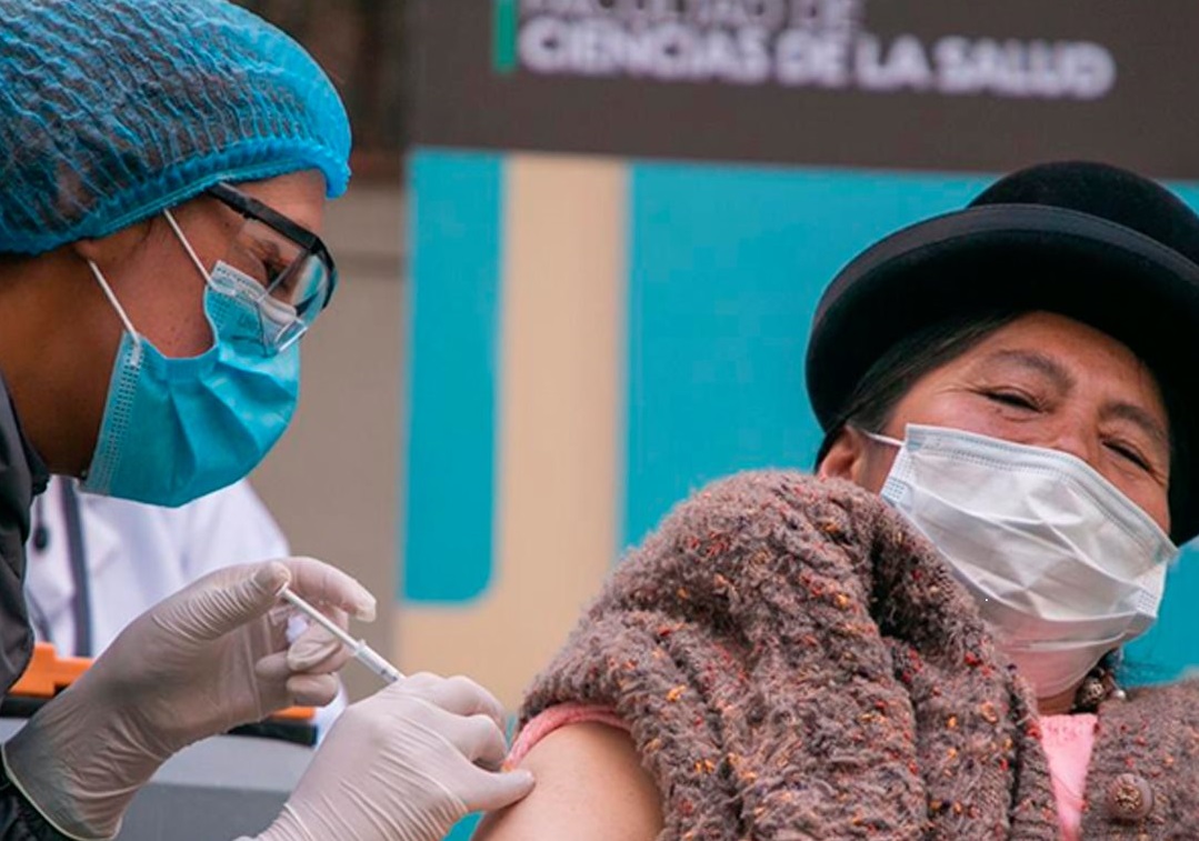 Presidente celebra nuevo récord en la vacunación masiva contra el COVID-19: “Aplaudimos al pueblo boliviano por su compromiso”