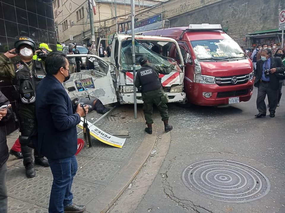 Choque de dos vehículos en el centro paceño ocasiona la muerte de una persona