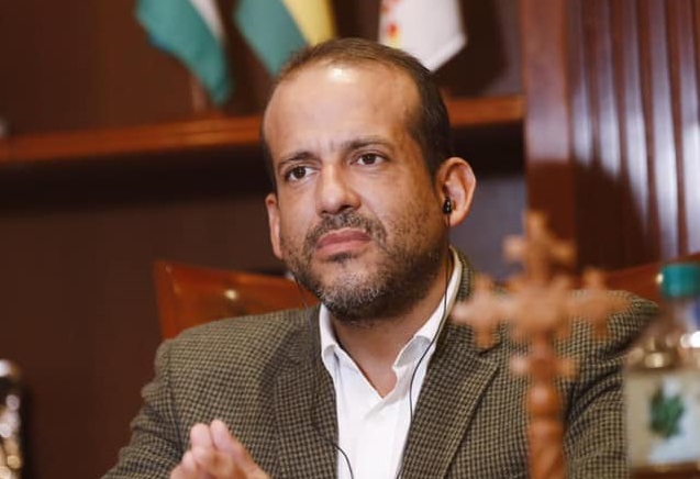 Trabajadores campesinos del trópico exigen una sanción penal contra Camacho y Calvo por ultraje a la wiphala