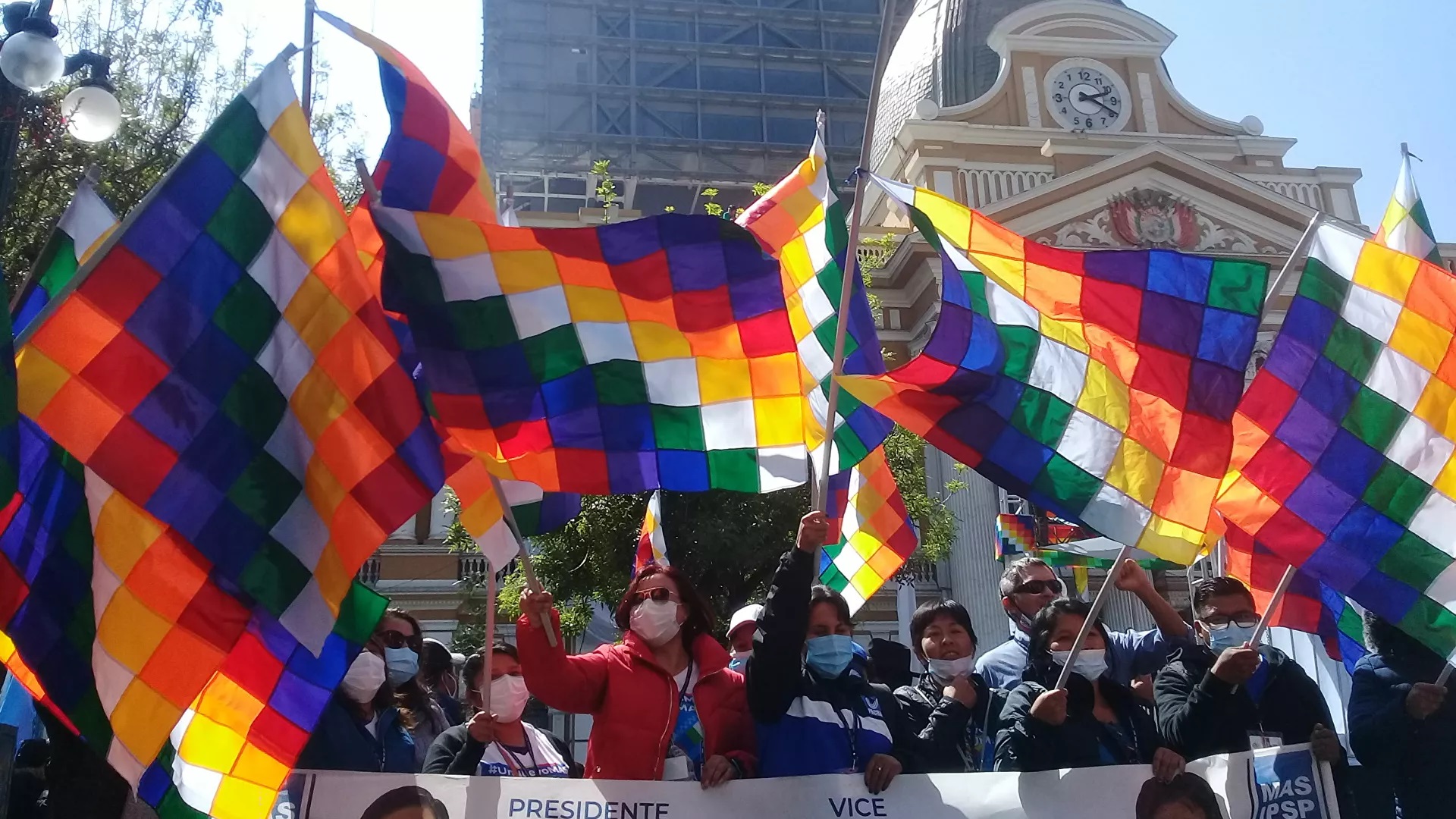 ¿Cuál es la importancia y significado de la wiphala para el pueblo boliviano?