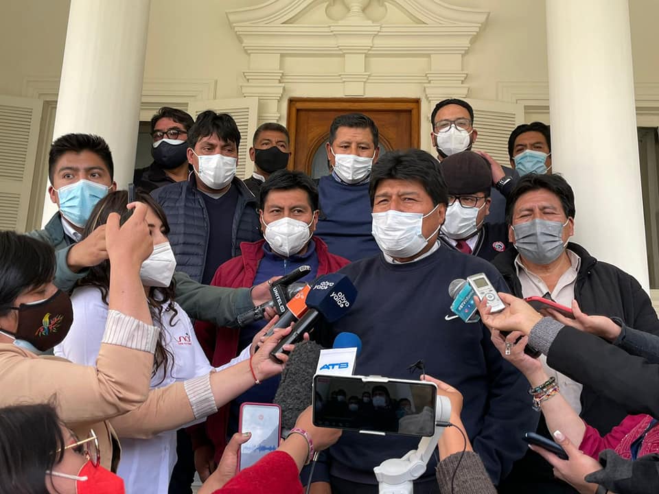 Evo Morales presenta al TSE el nuevo estatuto del MAS