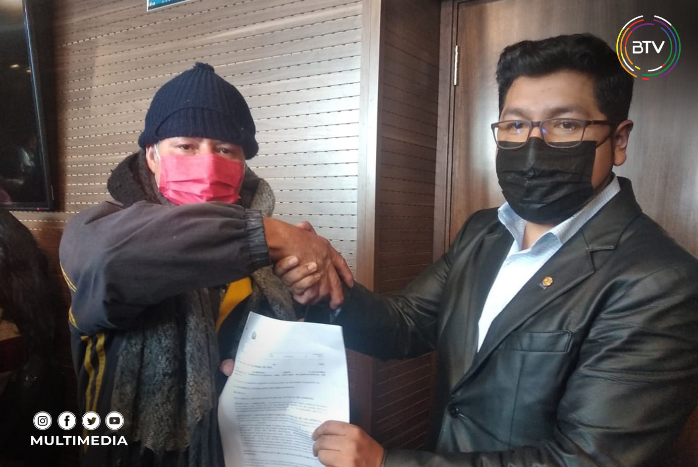 Diputado Yujra entrega la Ley de Devolución de Aportes al marchista Melgar, quien califica de loable un “Gobierno que escucha al pueblo”