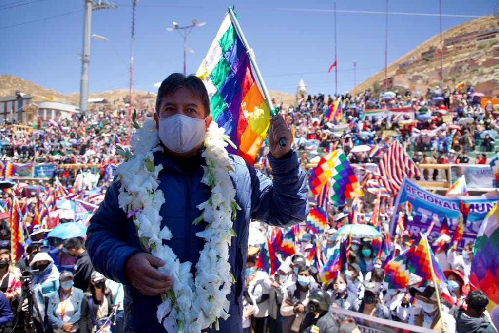 Vicepresidente se pronuncia en defensa de la democracia y la wiphala