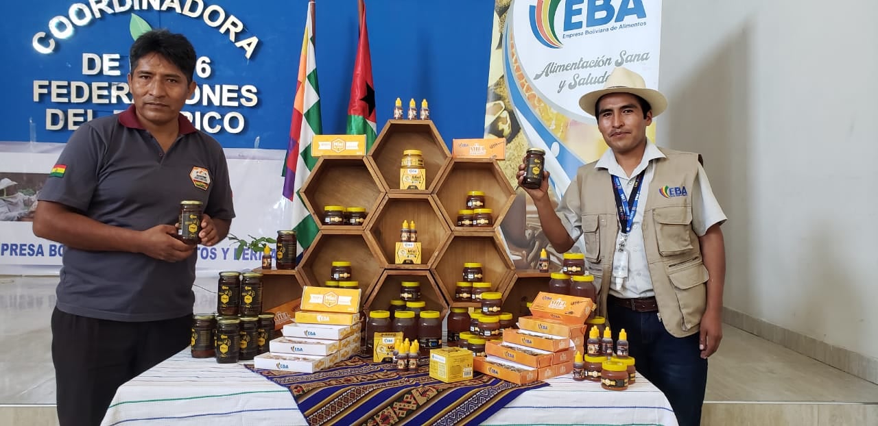 EBA y apicultores del trópico de Cochabamba firman alianza para la provisión de miel