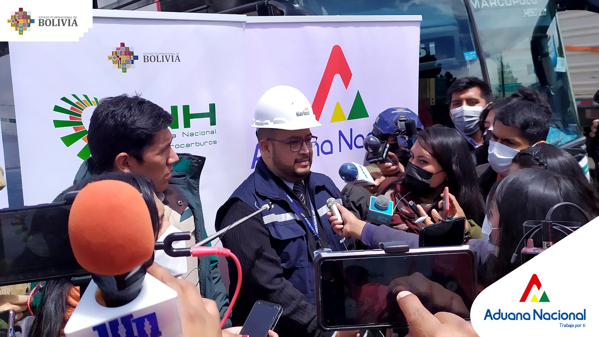 La Paz: Aduana comisa vehículos y un camión cisterna cargado de productos de contrabando