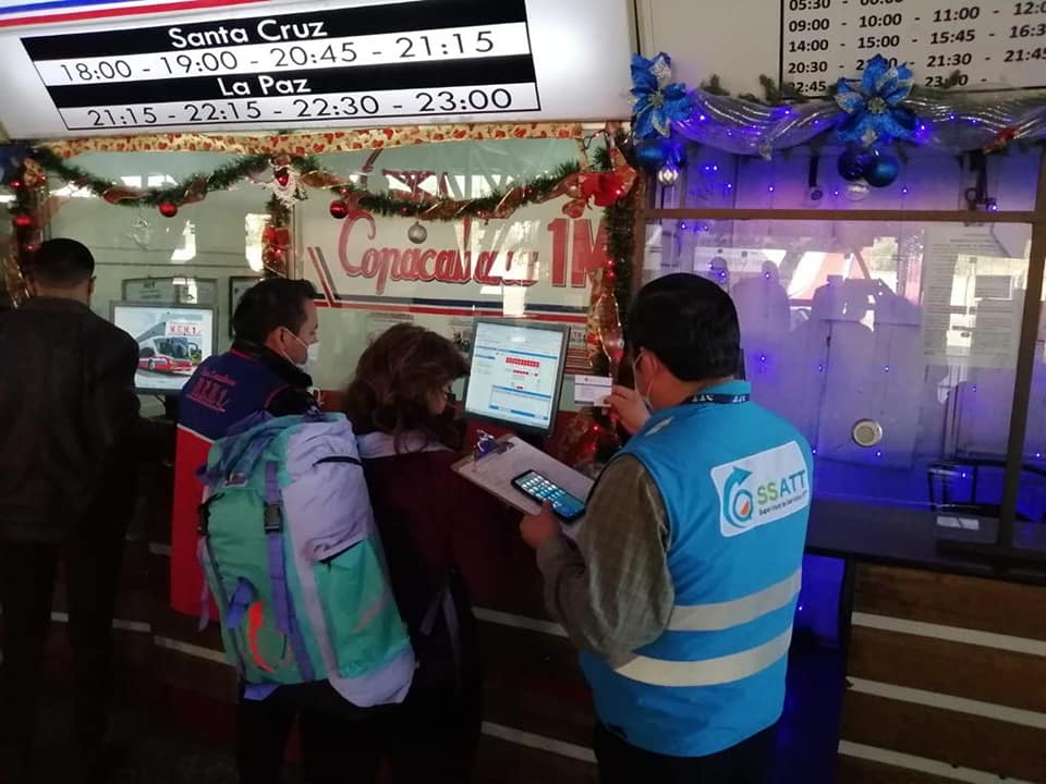 ATT controla carnet de vacunación o prueba PCR en terminales terrestres y aeropuertos