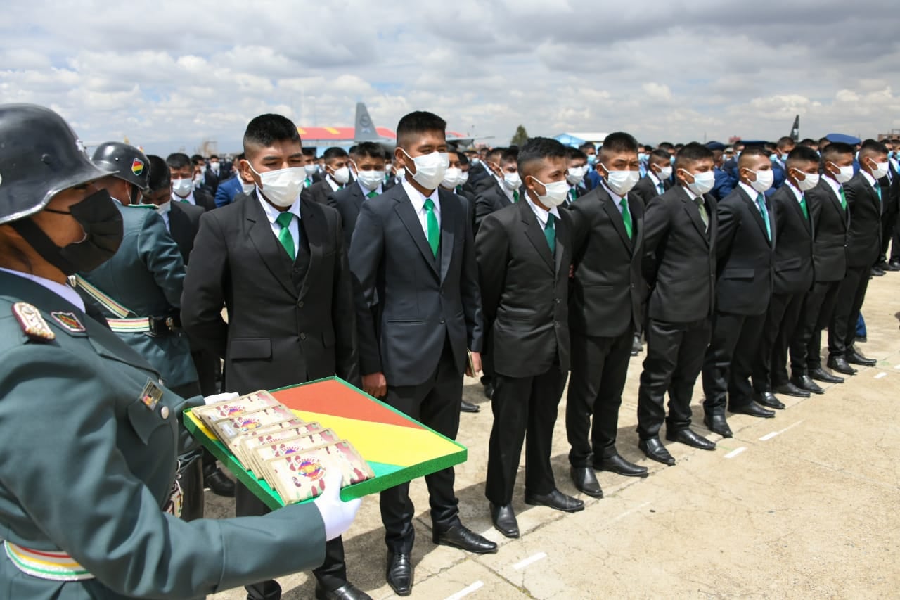 Más de 20 mil jóvenes se licencian del Servicio Militar en Bolivia