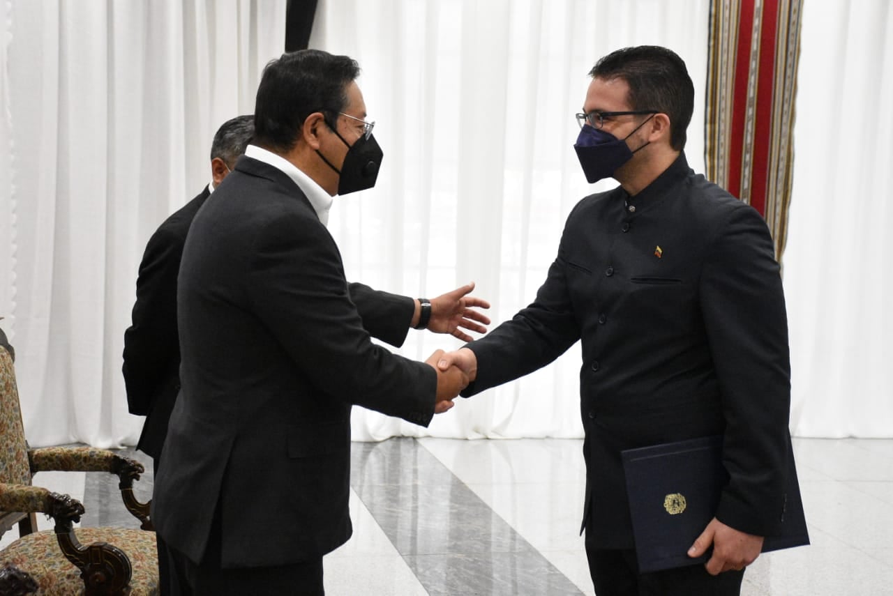 Presidente Luis Arce recibe cartas credenciales de cinco embajadores